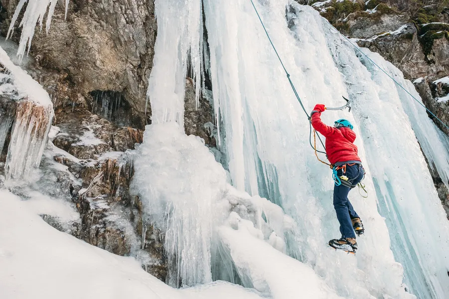 Cascate di ghiaccio in Valtellina: perché provarle con noi!