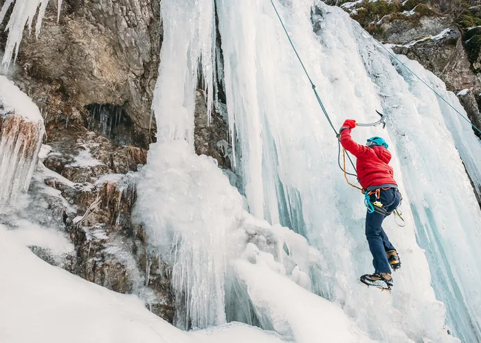 Cascate di ghiaccio in Valtellina: perché provarle con noi!